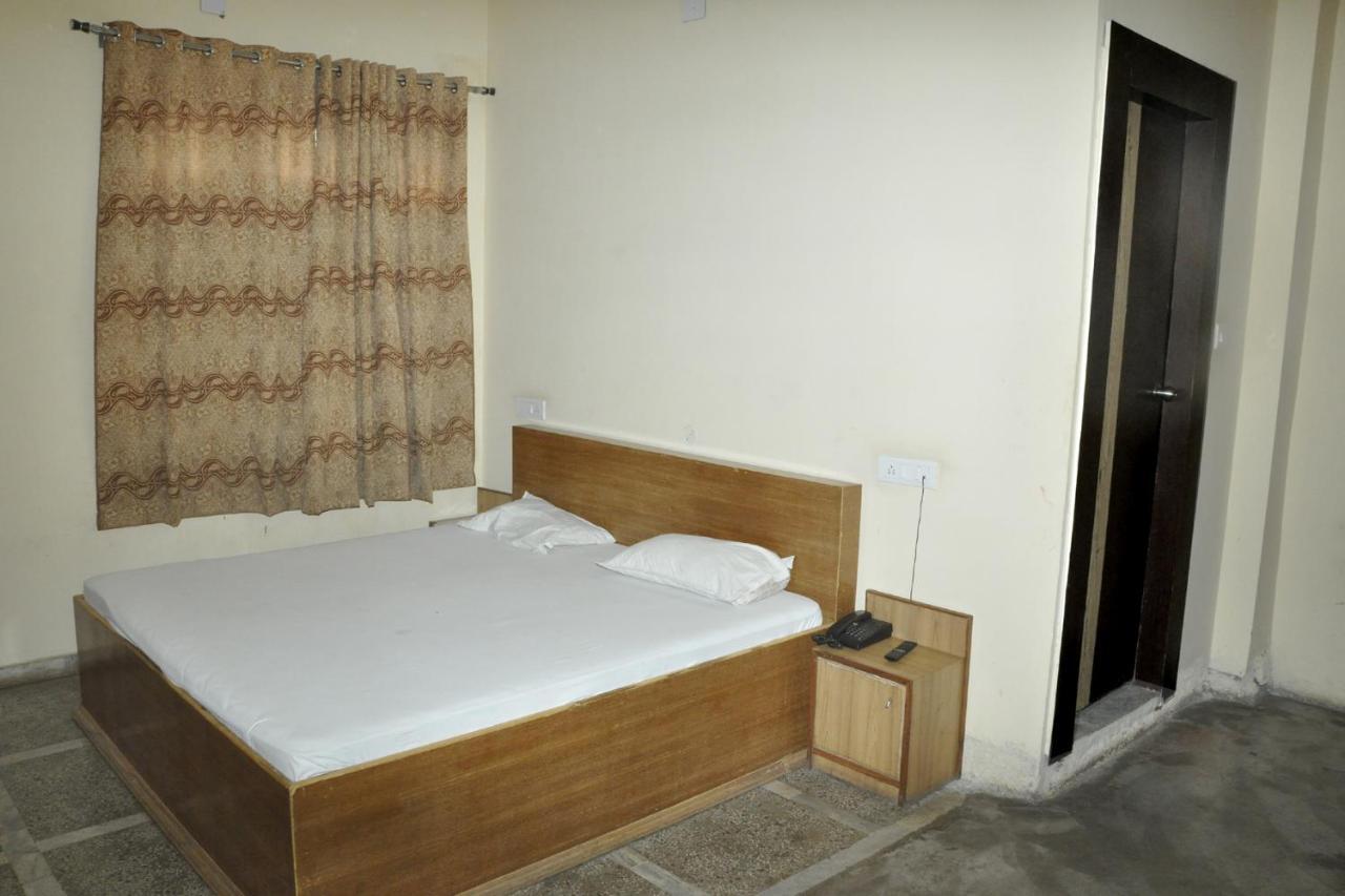 Hotel Lalit Palace Babina 外观 照片
